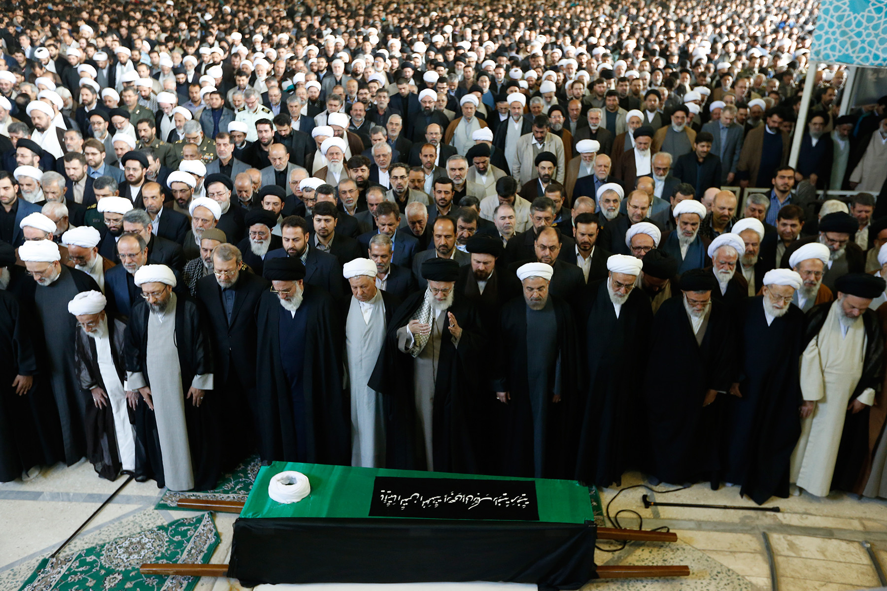 رهبر انقلاب بر پیکر کدام یک از شخصیتهای سیاسی نماز خوانده است؟ رهبر انقلاب بر پیکر کدام یک از شخصیتهای سیاسی نماز خوانده است؟