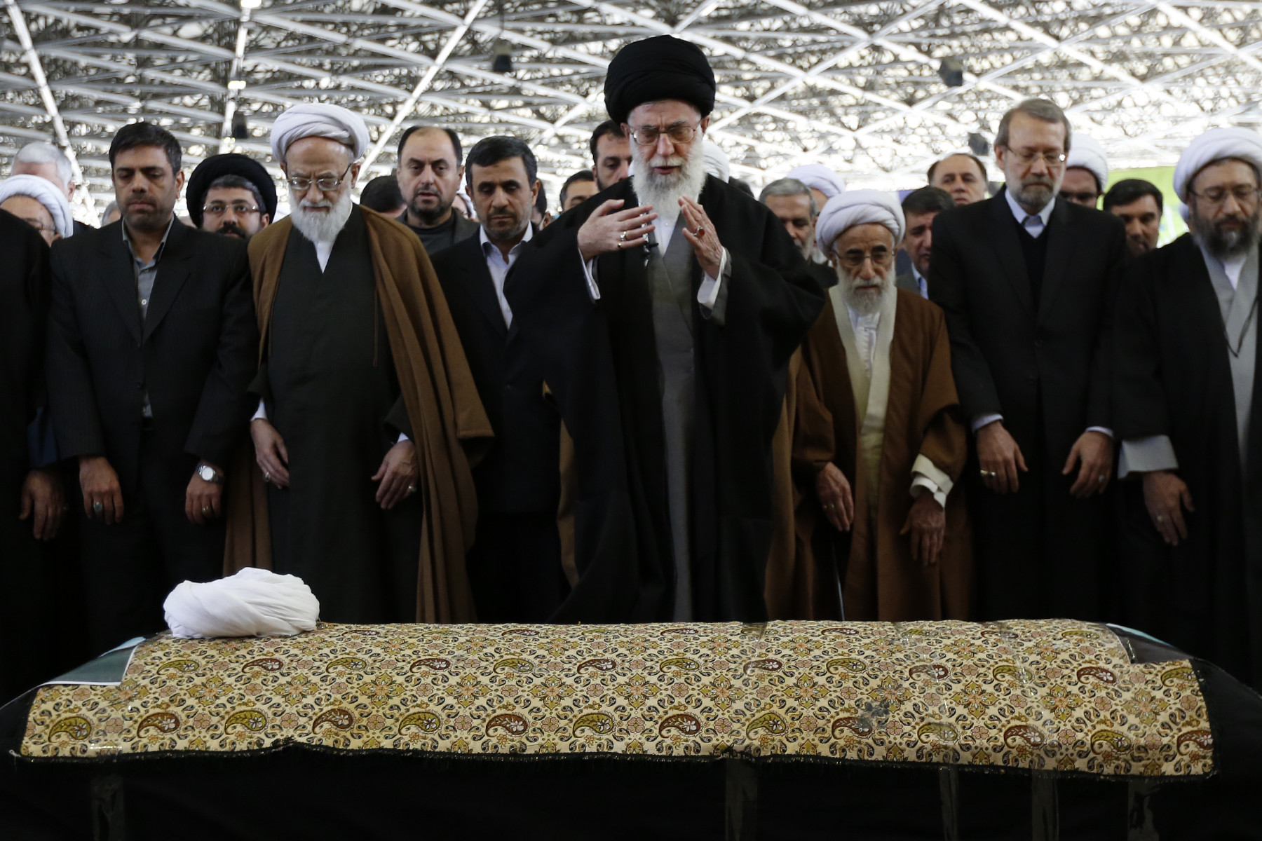 رهبر انقلاب بر پیکر کدام یک از شخصیتهای سیاسی نماز خوانده است؟ رهبر انقلاب بر پیکر کدام یک از شخصیتهای سیاسی نماز خوانده است؟