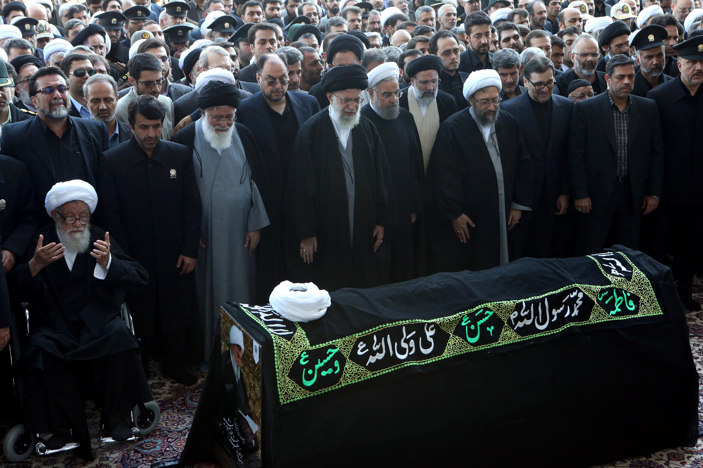 رهبر انقلاب بر پیکر کدام یک از شخصیتهای سیاسی نماز خوانده است؟ رهبر انقلاب بر پیکر کدام یک از شخصیتهای سیاسی نماز خوانده است؟