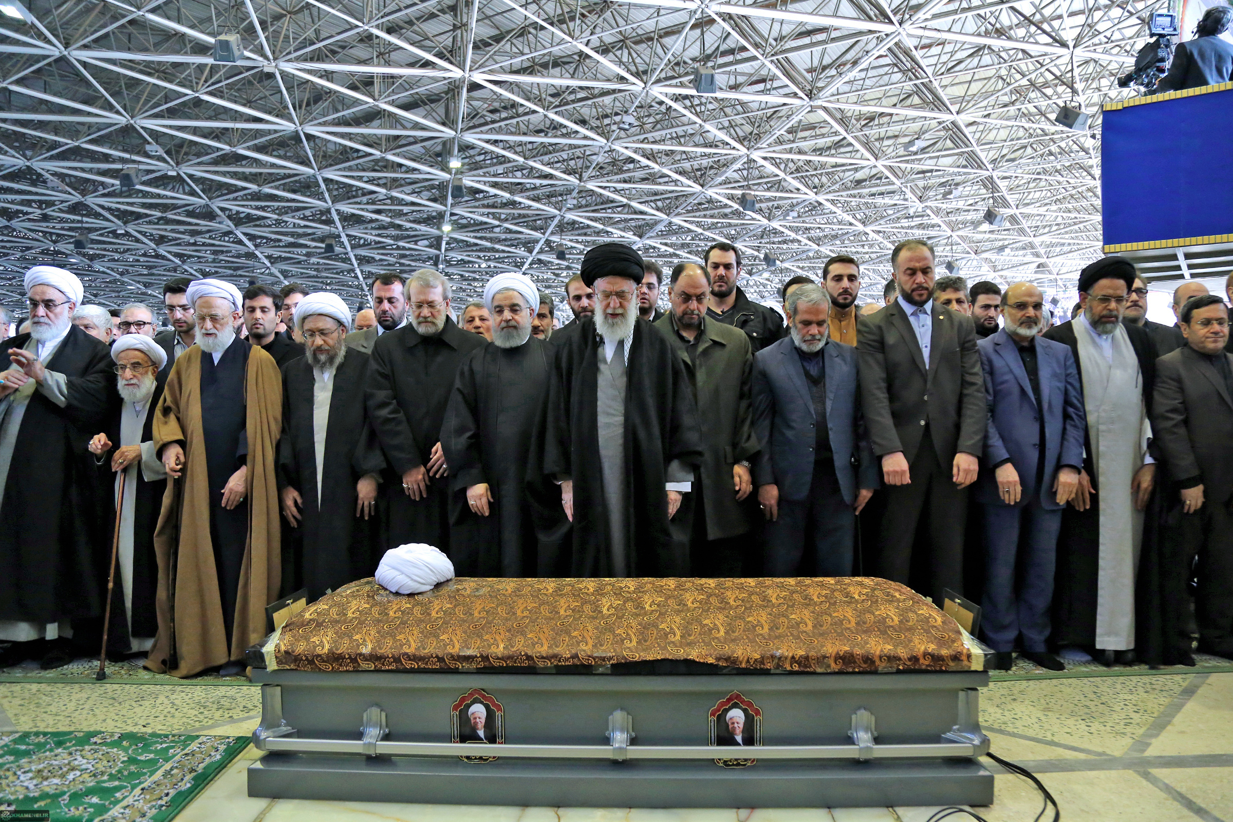رهبر انقلاب بر پیکر کدام یک از شخصیتهای سیاسی نماز خوانده است؟ رهبر انقلاب بر پیکر کدام یک از شخصیتهای سیاسی نماز خوانده است؟