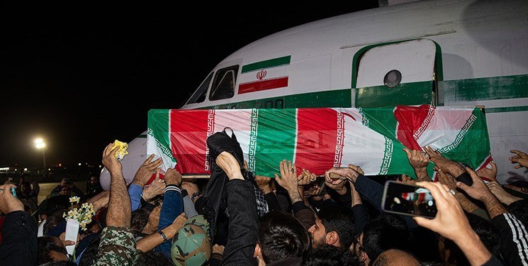 اقامه نماز بر پیکر حاج قاسم و همرزمانش به امامت ولی امر مسلمین/ ورود پیکر پاک شهدا به تهران/ قیام مردم پایتخت تا ساعتی دیگر + فیلم تصاویر اقامه نماز بر پیکر حاج قاسم و همرزمانش به امامت ولی امر مسلمین/ ورود پیکر پاک شهدا به تهران/ قیام مردم پایتخت تا ساعتی دیگر + فیلم تصاویر