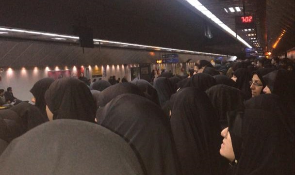 اقامه نماز بر پیکر حاج قاسم و همرزمانش به امامت ولی امر مسلمین/ ورود پیکر پاک شهدا به تهران/ قیام مردم پایتخت تا ساعتی دیگر + فیلم تصاویر اقامه نماز بر پیکر حاج قاسم و همرزمانش به امامت ولی امر مسلمین/ ورود پیکر پاک شهدا به تهران/ قیام مردم پایتخت تا ساعتی دیگر + فیلم تصاویر