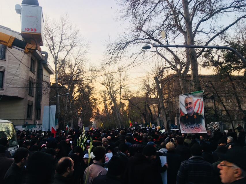 اقامه نماز بر پیکر حاج قاسم و همرزمانش به امامت ولی امر مسلمین/ ورود پیکر پاک شهدا به تهران/ قیام مردم پایتخت تا ساعتی دیگر + فیلم تصاویر اقامه نماز بر پیکر حاج قاسم و همرزمانش به امامت ولی امر مسلمین/ ورود پیکر پاک شهدا به تهران/ قیام مردم پایتخت تا ساعتی دیگر + فیلم تصاویر