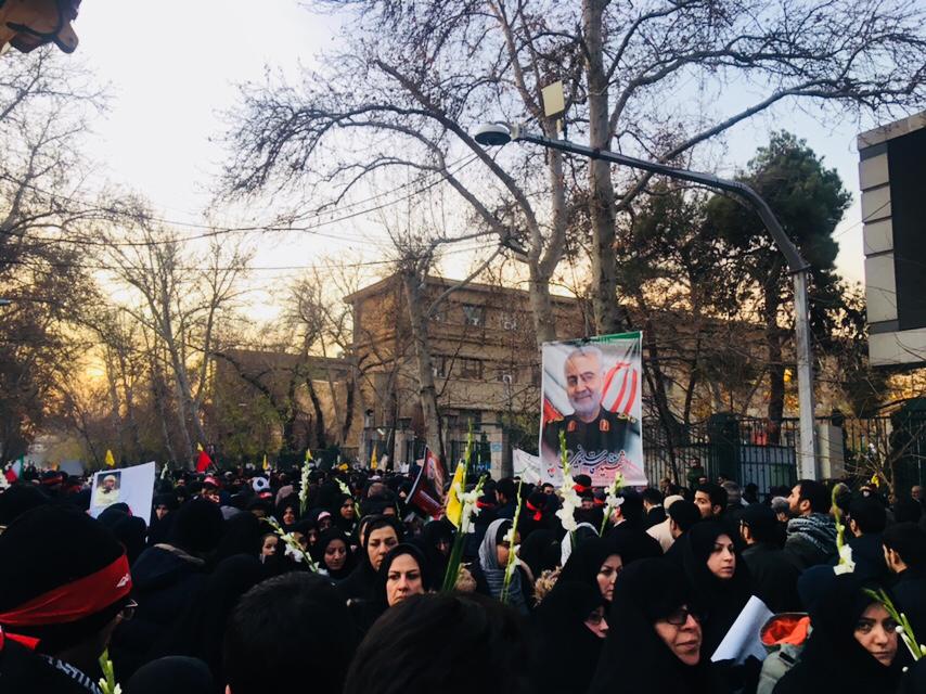 اقامه نماز بر پیکر حاج قاسم و همرزمانش به امامت ولی امر مسلمین/ ورود پیکر پاک شهدا به تهران/ قیام مردم پایتخت تا ساعتی دیگر + فیلم تصاویر اقامه نماز بر پیکر حاج قاسم و همرزمانش به امامت ولی امر مسلمین/ ورود پیکر پاک شهدا به تهران/ قیام مردم پایتخت تا ساعتی دیگر + فیلم تصاویر