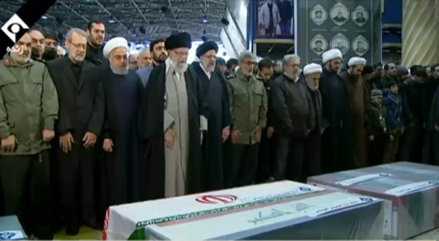 اقامه نماز رهبر انقلاب بر پیکر سردار سپهبد قاسم سلیمانی و همرزمانش اقامه نماز رهبر انقلاب بر پیکر سردار سپهبد قاسم سلیمانی و همرزمانش