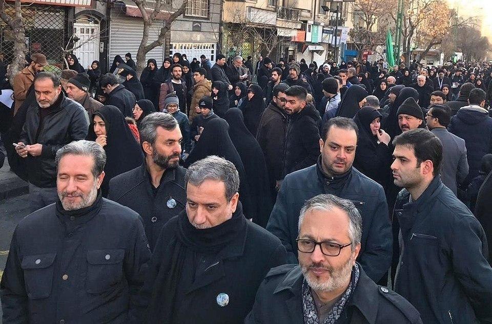 قیام پایتخت برای خونخواهی/ اقامه نماز بر پیکر حاج قاسم و همرزمانش به امامت ولی امر مسلمین/ مسیرهای منتهی به دانشگاه تهران مملو از جمعیت + فیلم تصاویر قیام پایتخت برای خونخواهی/ اقامه نماز بر پیکر حاج قاسم و همرزمانش به امامت ولی امر مسلمین/ مسیرهای منتهی به دانشگاه تهران مملو از جمعیت + فیلم تصاویر