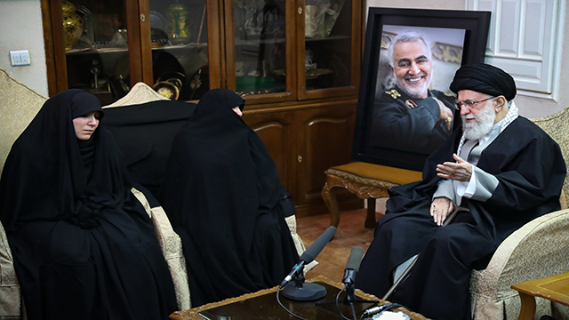 بیانات کامل رهبر انقلاب در منزل شهید سردار سلیمانی بیانات کامل رهبر انقلاب در منزل شهید سردار سلیمانی