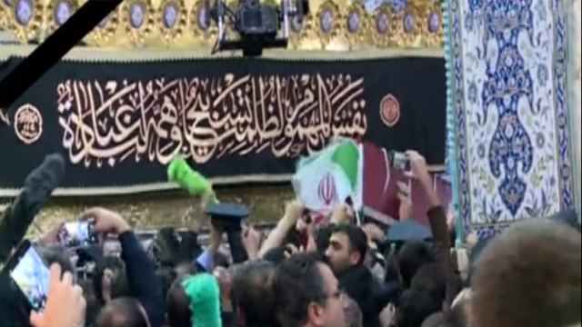 لحظه ورود و طواف پیکر حاج قاسم سلیمانی در حرم حضرت معصومه (س) لحظه ورود و طواف پیکر حاج قاسم سلیمانی در حرم حضرت معصومه (س)