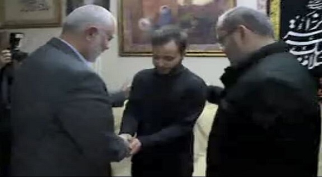 حضور اسماعیل هنیه در منزل سپهبد شهید قاسم سلیمانی حضور اسماعیل هنیه در منزل سپهبد شهید قاسم سلیمانی