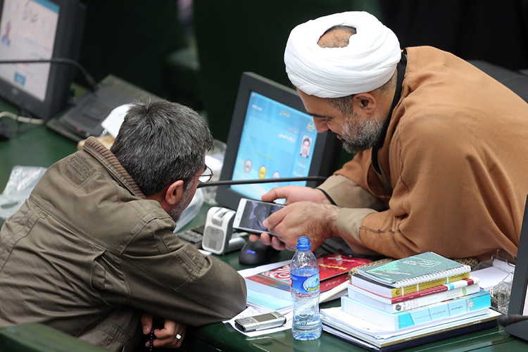 کشت ماریجوانا در گلدانهای خانگی/بازار سیاه ماسک بهداشتی در کرمان/باور کنیم اینجا تهران است؟/عکس کشت ماریجوانا در گلدانهای خانگی/بازار سیاه ماسک بهداشتی در کرمان/باور کنیم اینجا تهران است؟/عکس