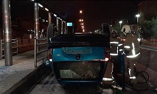 واژگونی خودروی سواری در ایستگاه اتوبوس