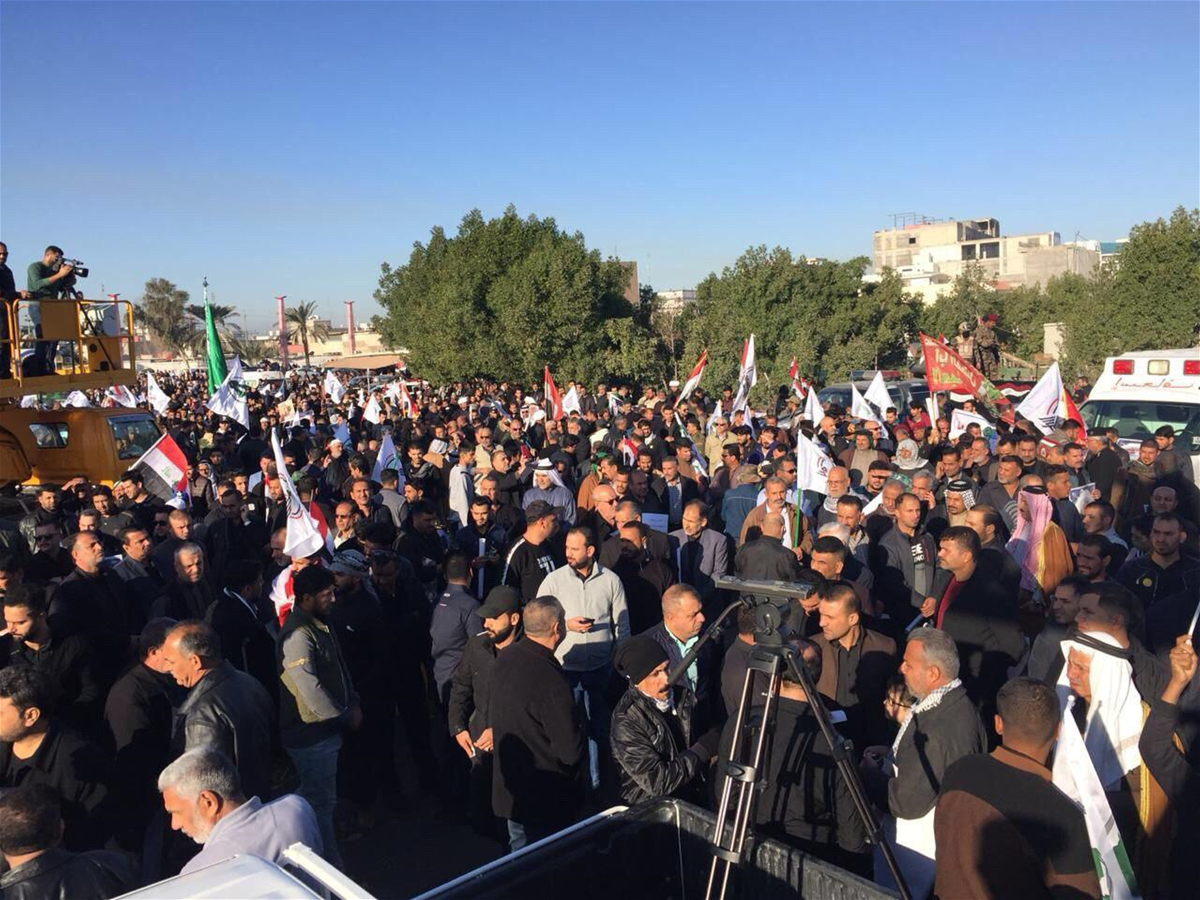 مراسم تشییع پیکر شهید ابومهدی المهندس آغاز شد؛ سیل جمعیت در خیابانهای بصره مراسم تشییع پیکر شهید ابومهدی المهندس آغاز شد؛ سیل جمعیت در خیابانهای بصره