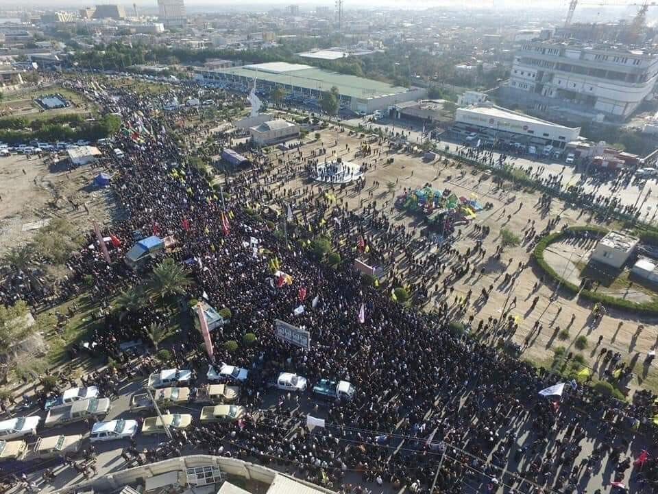 مراسم تشییع پیکر شهید ابومهدی المهندس آغاز شد؛ سیل جمعیت در خیابانهای بصره مراسم تشییع پیکر شهید ابومهدی المهندس آغاز شد؛ سیل جمعیت در خیابانهای بصره