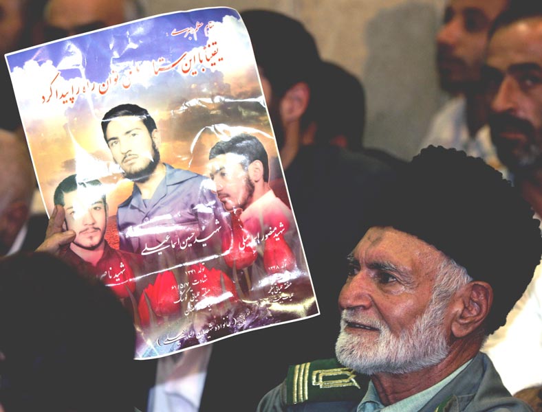 ملتی که معتقد به مهدویت است، هیچگاه احساس ضعف نمیکند و در مقابل زورگویان سر تسلیم فرود نمیآورد ملتی که معتقد به مهدویت است، هیچگاه احساس ضعف نمیکند و در مقابل زورگویان سر تسلیم فرود نمیآورد