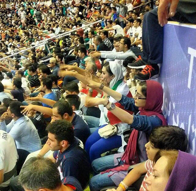 بانوان تماشاگر والیبال در ورزشگاه آزادی چه کسانی بودند؟ / عكس