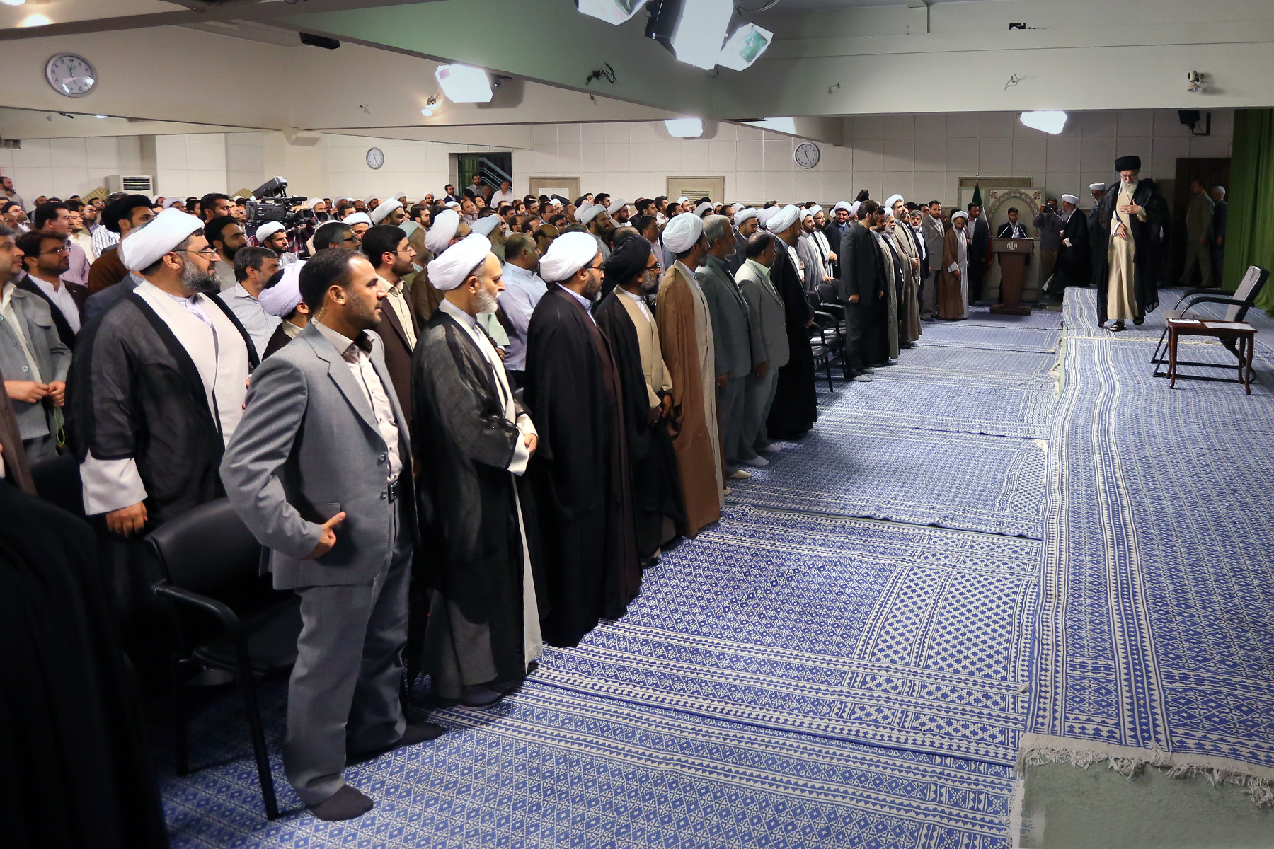 حقیقتاً روحیّهى انتظار و روحیّهى ارتباط با ولىّعصر (ارواحنا فداه) یکى از بزرگترین دریچههاى فرج براى جامعهى اسلامى است حقیقتاً روحیّهى انتظار و روحیّهى ارتباط با ولىّعصر (ارواحنا فداه) یکى از بزرگترین دریچههاى فرج براى جامعهى اسلامى است