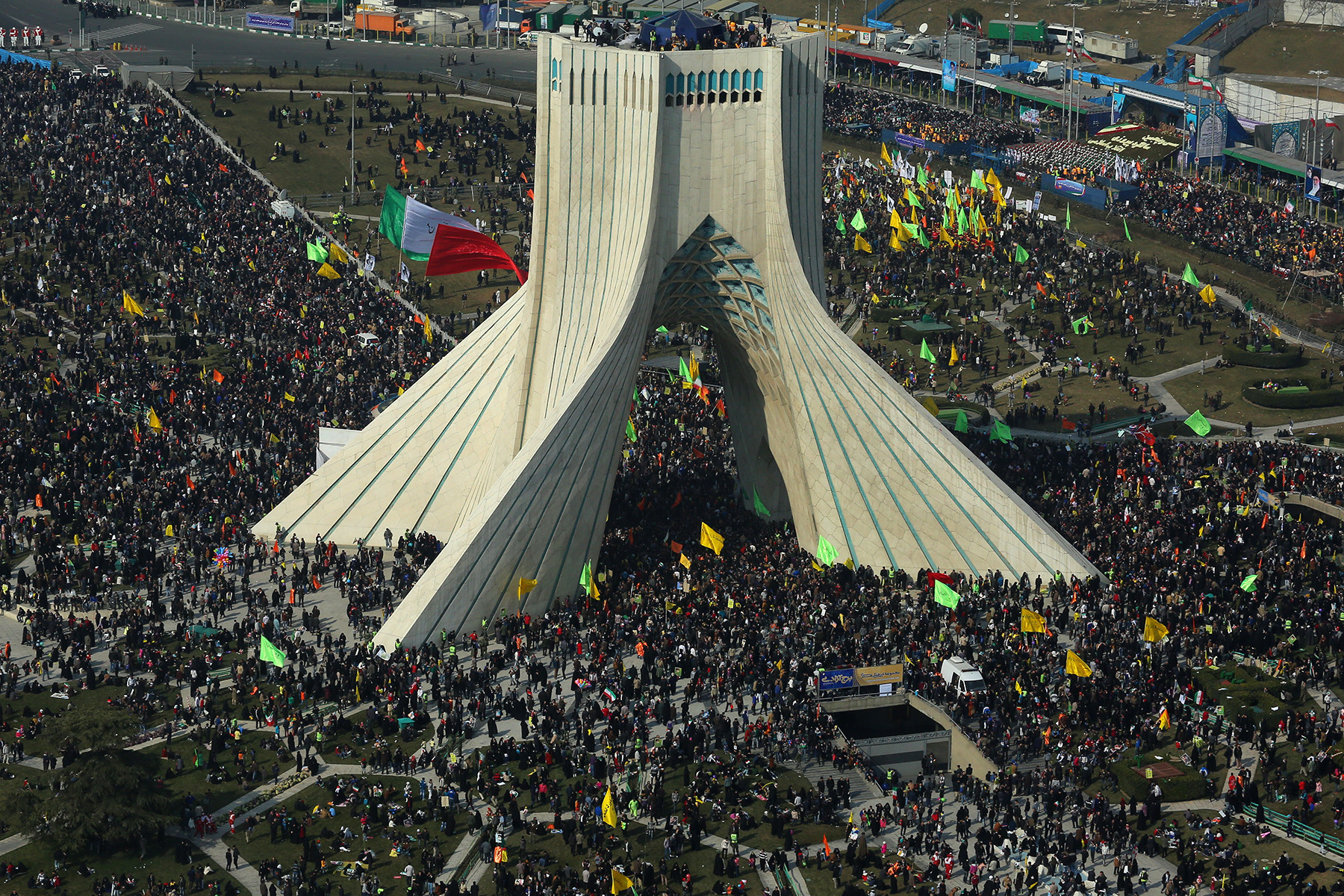 دههی فجر آن آیینهیی است که خورشید اسلام در آن درخشید و به ما منعکس شد دههی فجر آن آیینهیی است که خورشید اسلام در آن درخشید و به ما منعکس شد