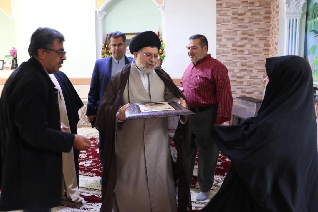ادای احترام رئیس کل دادگستری استان فارس به مقام شامخ شهدا باحضور در منزل شهیدان ایزدی و دشت بَشی ادای احترام رئیس کل دادگستری استان فارس به مقام شامخ شهدا باحضور در منزل شهیدان ایزدی و دشت بَشی