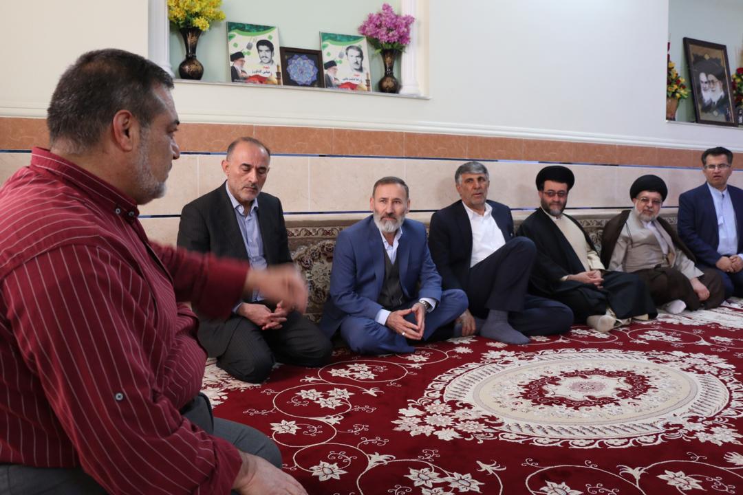 ادای احترام رئیس کل دادگستری استان فارس به مقام شامخ شهدا باحضور در منزل شهیدان ایزدی و دشت بَشی ادای احترام رئیس کل دادگستری استان فارس به مقام شامخ شهدا باحضور در منزل شهیدان ایزدی و دشت بَشی