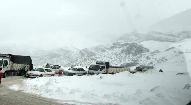 بارش برف و کولاک در جادههای کردستان، خودروها را زمینگیر کرد. بارش برف و کولاک در جادههای کردستان، خودروها را زمینگیر کرد.