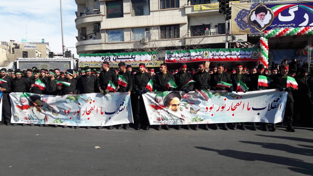 آغاز راه‌پیمایی یوم‌الله ۲۲ بهمن ۹۸ در سراسر ایران اسلامی/ هوا سرد، درها باز، سرها سرافراز، دستها بالا/ حضور «شهید سلیمانی»/ برنامه عیناً همان برنامه است + تصاویر و فیلم و حاشیه‌ها