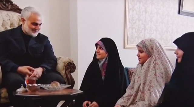 درخواست حاج قاسم پس از هدیه انگشترش به دختر شهید مدافع حرم درخواست حاج قاسم پس از هدیه انگشترش به دختر شهید مدافع حرم