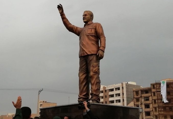 از تندیس حاج قاسم رونمایی شد از تندیس حاج قاسم رونمایی شد