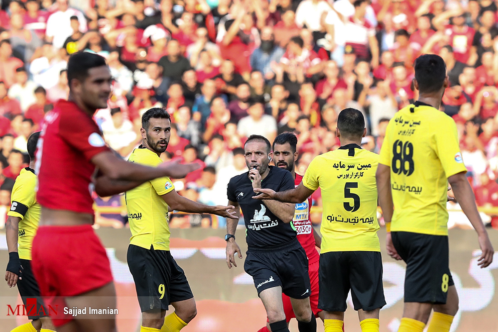استقبال هواداران سرخپوشان از بلیتفروشی دیدار تیمهای سپاهان و پرسپولیس