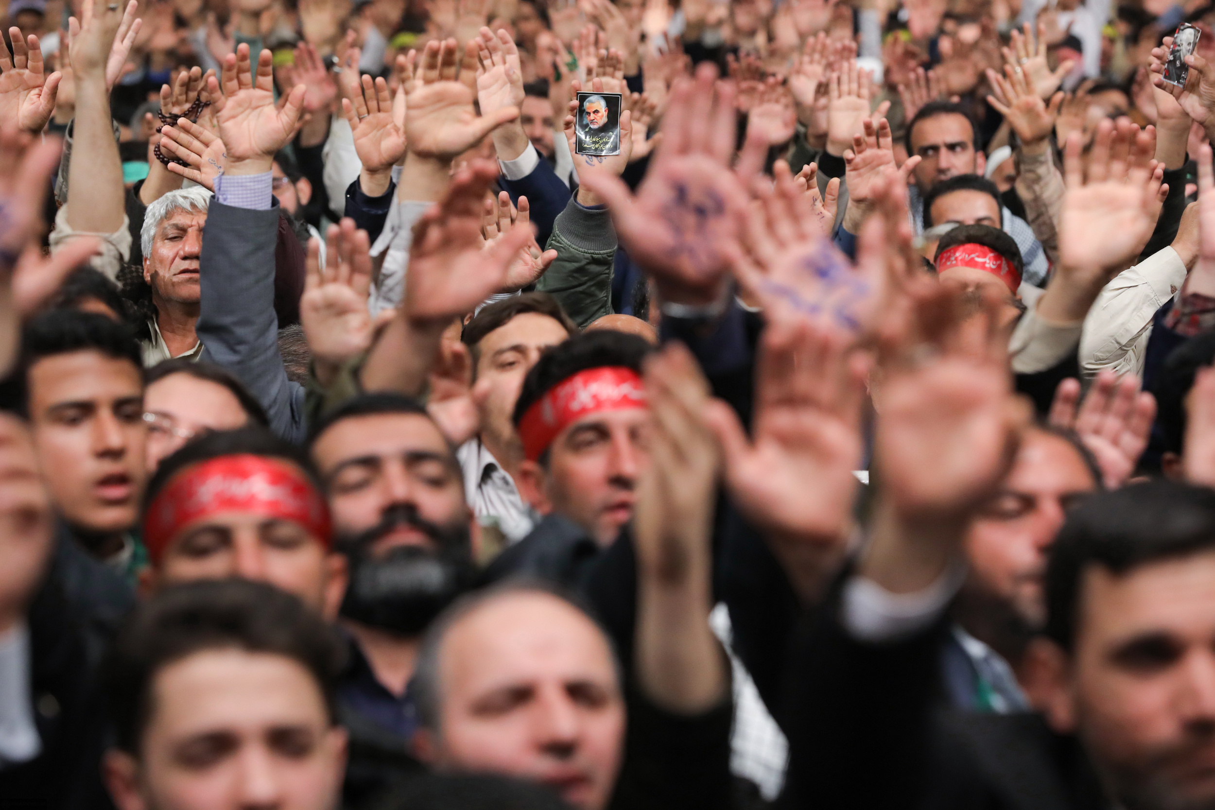 اگر ملّتی قوی نباشد، باجگیران عالَم از او باج میگیرند، اگر بتوانند به او اهانت میکنند؛ اگر بتوانند زیر پا او را لگد میکنند اگر ملّتی قوی نباشد، باجگیران عالَم از او باج میگیرند، اگر بتوانند به او اهانت میکنند؛ اگر بتوانند زیر پا او را لگد میکنند