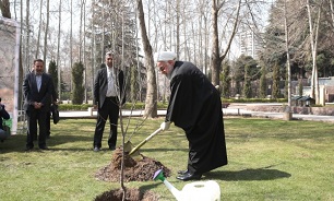 روحانی به مناسبت روز درختکاری و هفته منابع طبیعی یک اصله نهال غرس کرد