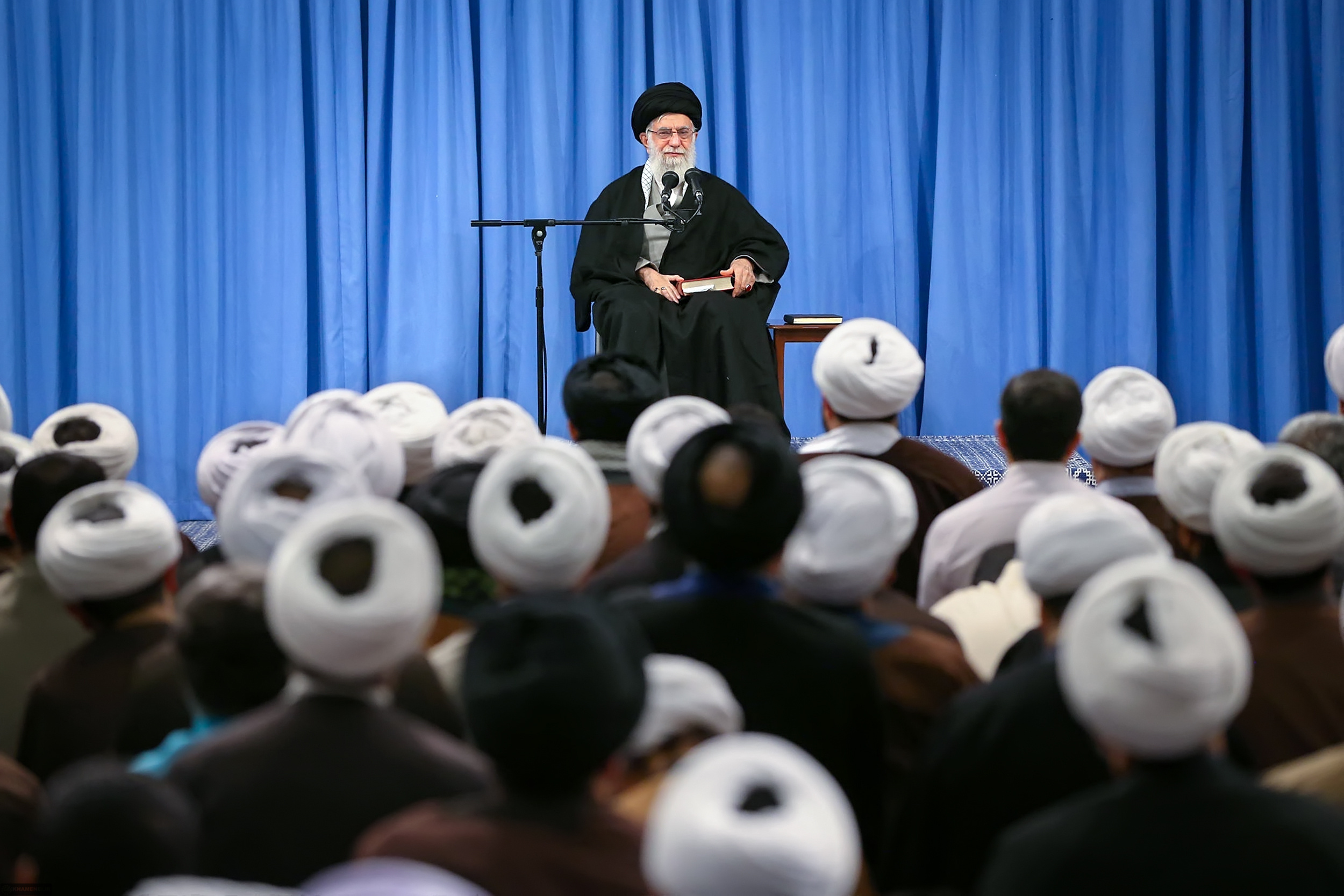 مبتکر بحث آزاد اجتماعی امام جواد صلواتاللهعلیه است/ اینیکه حالا بنشینند جمعا صحبت کنند امام جواد اول بار این کار را کردند مبتکر بحث آزاد اجتماعی امام جواد صلواتاللهعلیه است/ اینیکه حالا بنشینند جمعا صحبت کنند امام جواد اول بار این کار را کردند