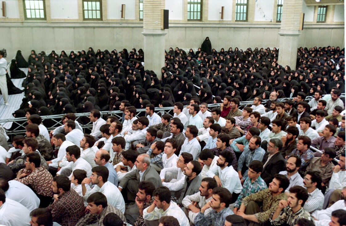 آن وقت که بیمار از همه جا دستش کوتاه است چشم امیدش بعد از خدا به پرستار است این‌ها پیش خدای متعال فراموش نمی‌شود