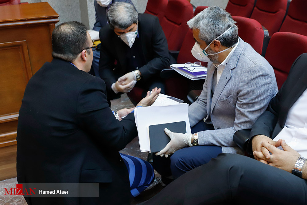 اولین جلسه علنی رسیدگی به پرونده شرکت عظیم خودرو برگزار شد/ قاضی کاشانکی: این پرونده جمعا حدود ۱۳۰۰ شاکی دارد/قرائت کیفرخواست توسط نماینده دادستان اولین جلسه علنی رسیدگی به پرونده شرکت عظیم خودرو برگزار شد/ قاضی کاشانکی: این پرونده جمعا حدود ۱۳۰۰ شاکی دارد/قرائت کیفرخواست توسط نماینده دادستان
