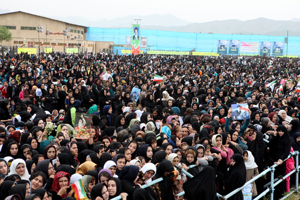 دشمن بعثی بیرحم دور از انسانیت، شهر حلبچه را بمباران شیمیائی کرد، صدها و شاید هزارها نفر در آن بمباران شیمیائی از مردم کرد حلبچه و آن مناطق از بین رفتند دشمن بعثی بیرحم دور از انسانیت، شهر حلبچه را بمباران شیمیائی کرد، صدها و شاید هزارها نفر در آن بمباران شیمیائی از مردم کرد حلبچه و آن مناطق از بین رفتند
