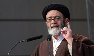 اقتصاد نباید دولتی باشد و باید به مردم و اهل آن واگذار شود