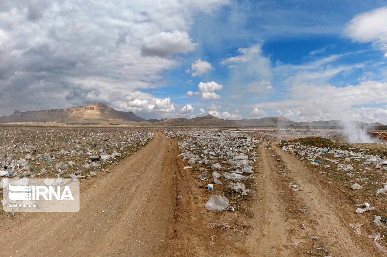 تصاویری دردآور از زبالههای رها شده در دراطراف کوه تخت همدان تصاویری دردآور از زبالههای رها شده در دراطراف کوه تخت همدان