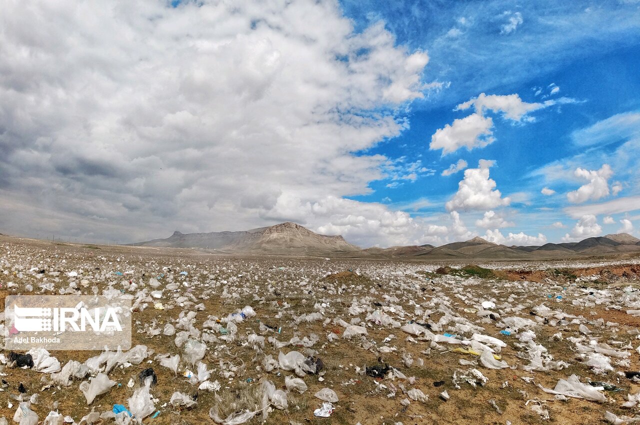 تصاویری دردآور از زبالههای رها شده در دراطراف کوه تخت همدان تصاویری دردآور از زبالههای رها شده در دراطراف کوه تخت همدان