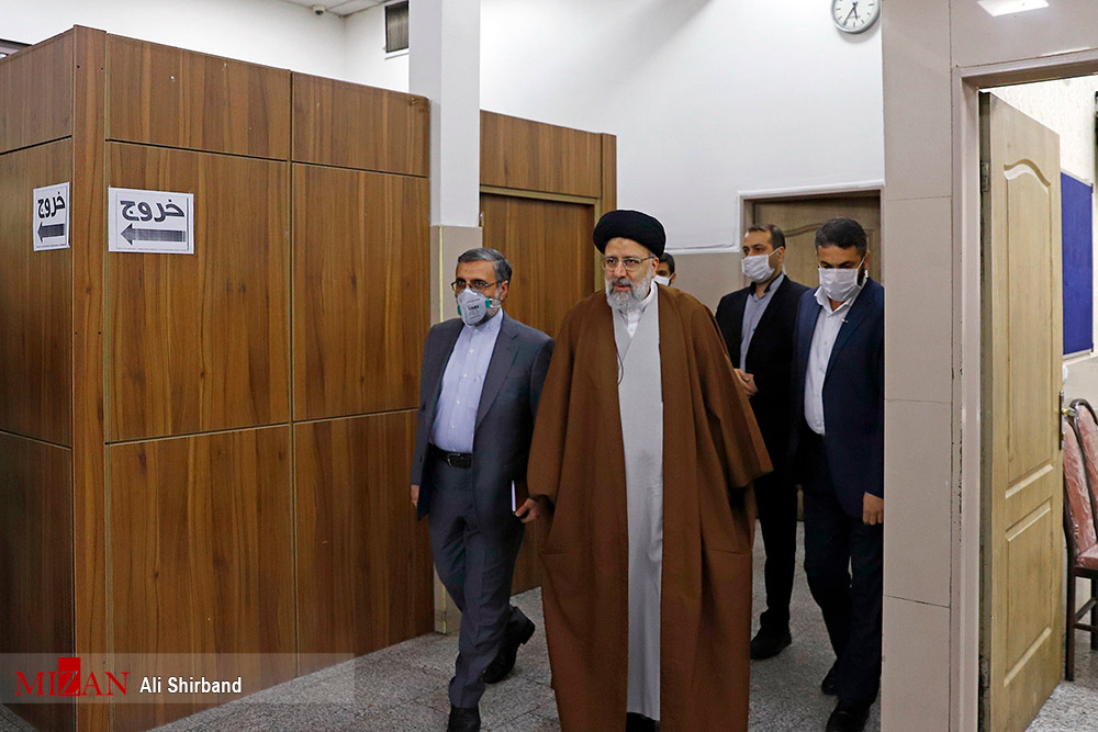رییس قوه قضاییه از شعبه کشیک دادسرای تهران در ایام نوروز بازدید کرد / نقش همکاران قضایی در این مدت که دستگاه‌ها تعطیل است در ایجاد امنیت بسیار مثال زدنی است/ اقدام با ارزش قضاتی که در این ایام در حوزه تامین امنیت فعالیت می‌کنند مانند اقدام مدافعان سلامت، بسیار اثر دارد و ملموس است