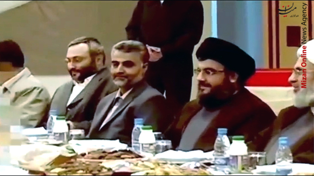 سپهبد شهید حاج قاسم سلیمانی در کنار شهید عماد مغنیه و سید حسن نصرالله