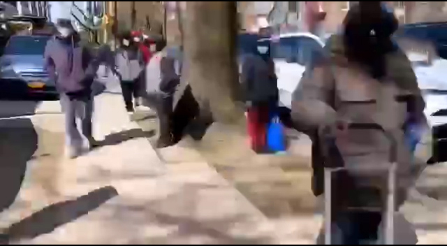 صف طولانی دریافت غذای رایگان در آمریکا