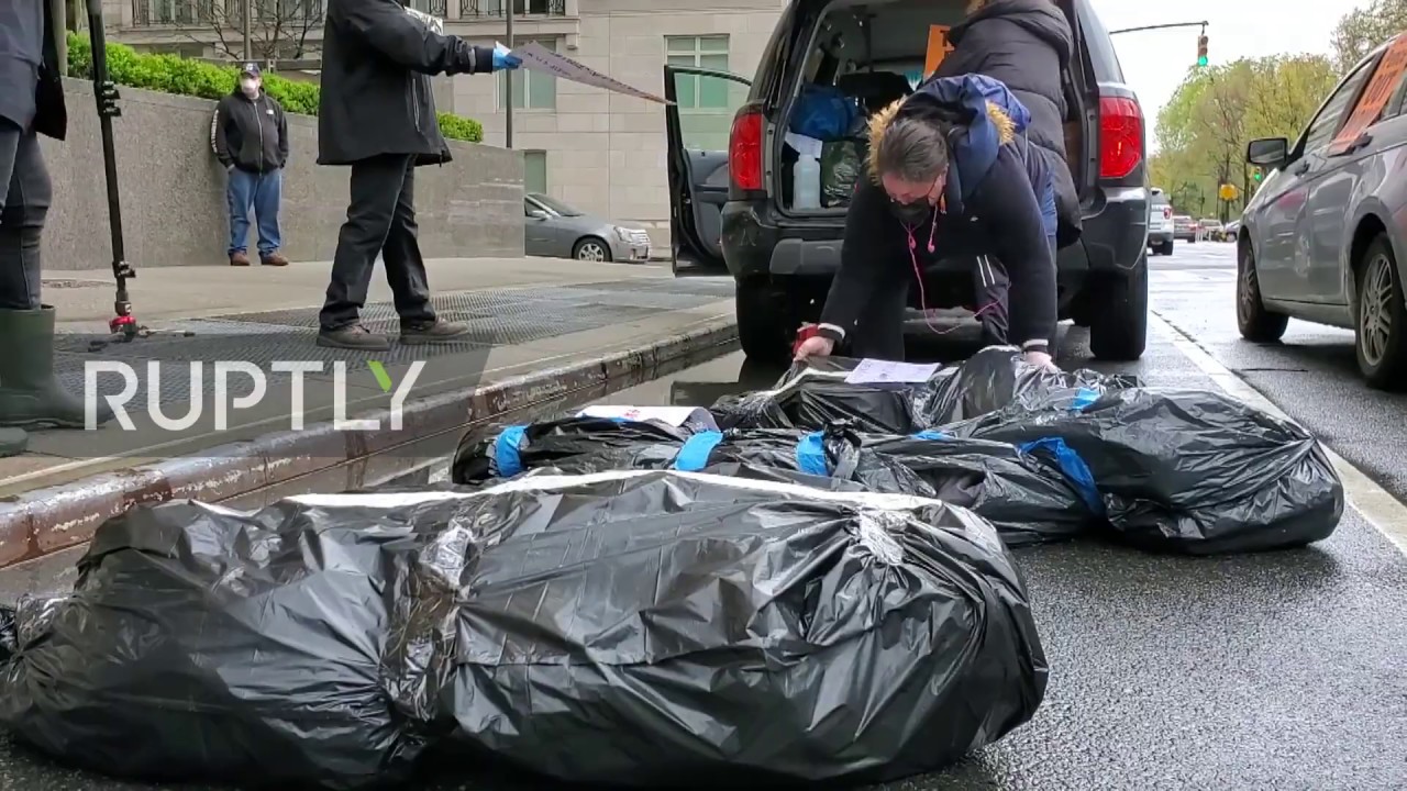 تظاهرات هزاران نفر در آمریکا برای بازگشتایی ایالتها و تشیع جنازه نمادین مقابل هتل ترامپ تظاهرات هزاران نفر در آمریکا برای بازگشتایی ایالتها و تشیع جنازه نمادین مقابل هتل ترامپ
