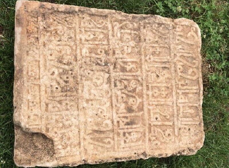 کشف سنگ نوشته‌ای با خط کوفی در طاق بستان