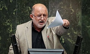 حضور هیجانی مردم در بورس به مانند تیغ دو سر است