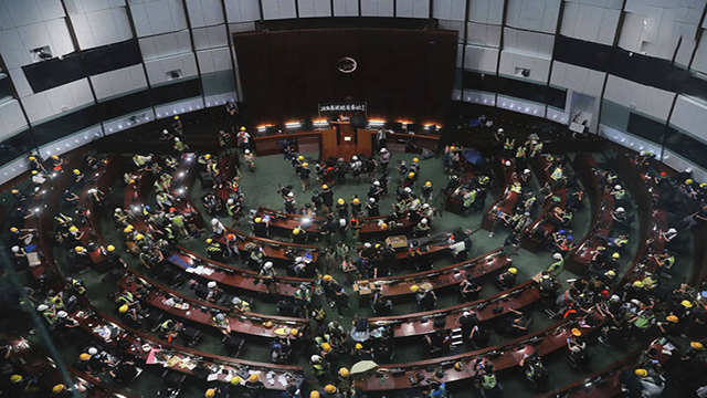 جنجال بر سر تصاحب صندلی ریاست در پارلمان هنگ کنگ! جنجال بر سر تصاحب صندلی ریاست در پارلمان هنگ کنگ!