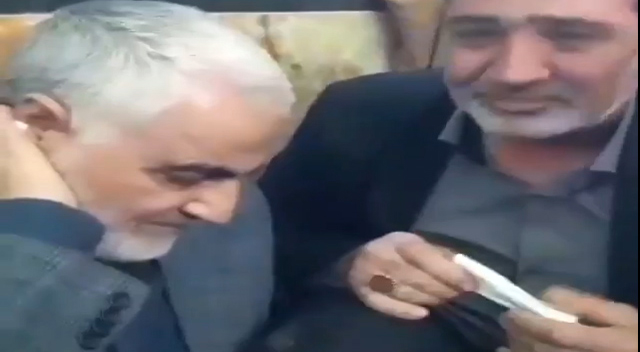 حاج قاسم سلیمانی در مراسم شهید قربانخانی حاج قاسم سلیمانی در مراسم شهید قربانخانی