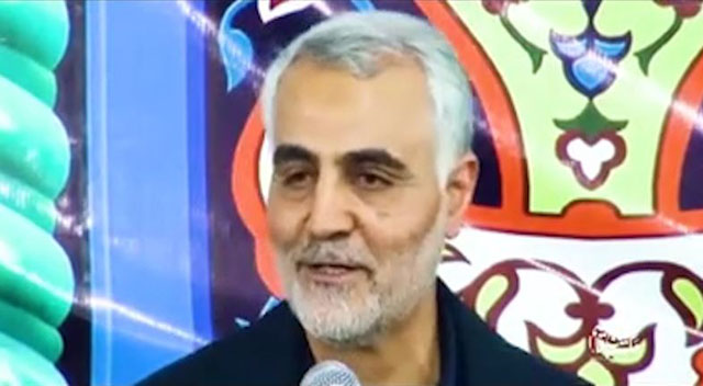 شعرخوانی تاثیرگذار شهید سردار سلیمانی از سرودههای یکی از شاعران دیدار رمضانی رهبر انقلاب شعرخوانی تاثیرگذار شهید سردار سلیمانی از سرودههای یکی از شاعران دیدار رمضانی رهبر انقلاب