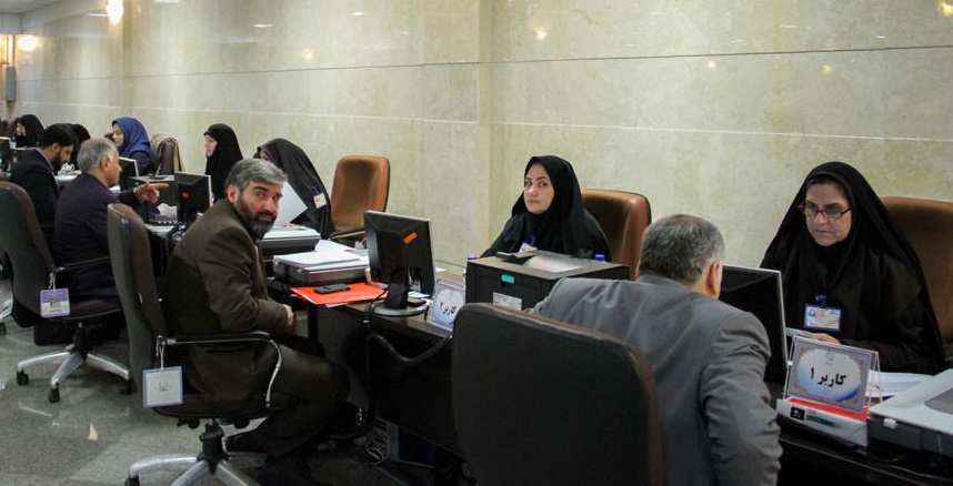 حضور یک زوج در ستاد انتخابات کشور برای ثبت نام در انتخابات مجلس