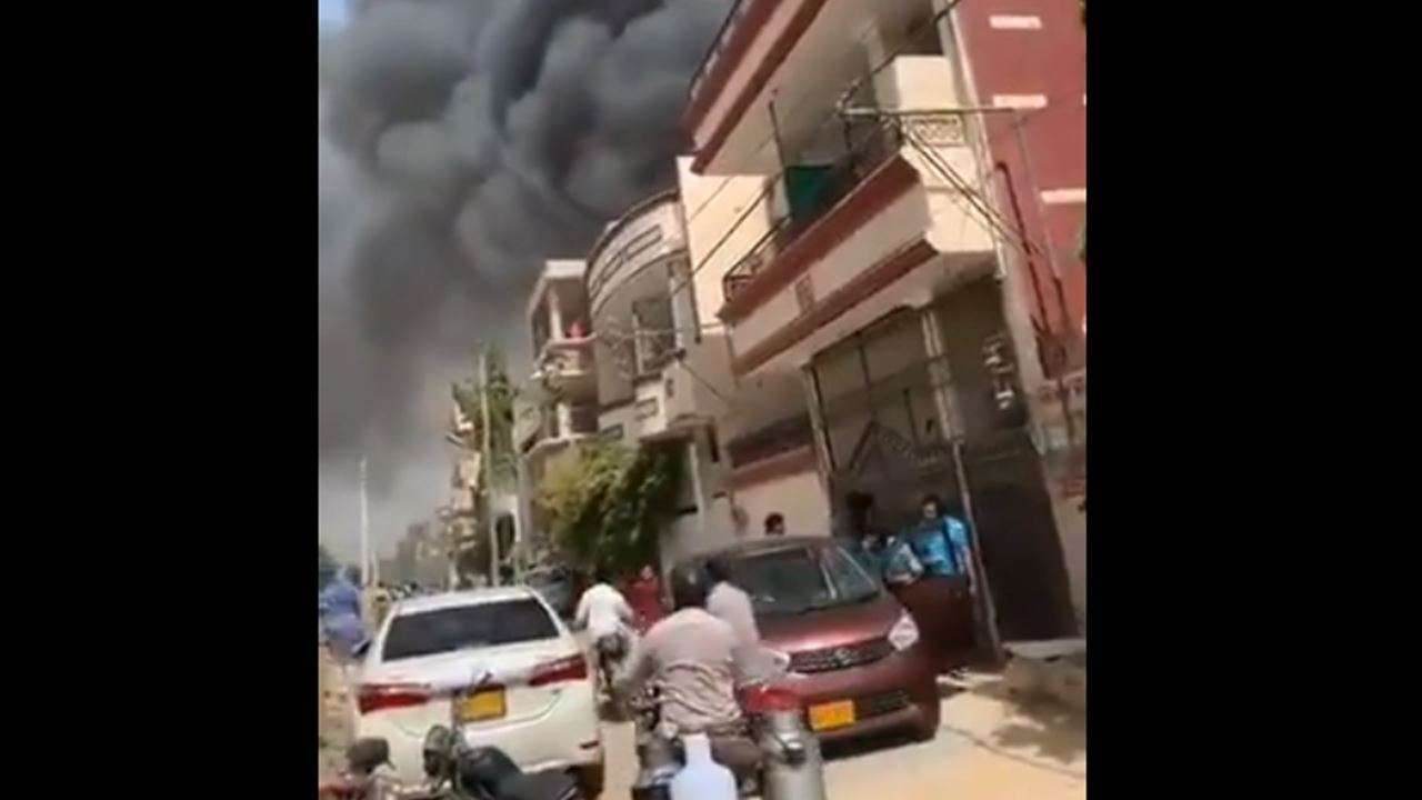 عکس| سقوط هواپیمای مسافربری در کراچی پاکستان