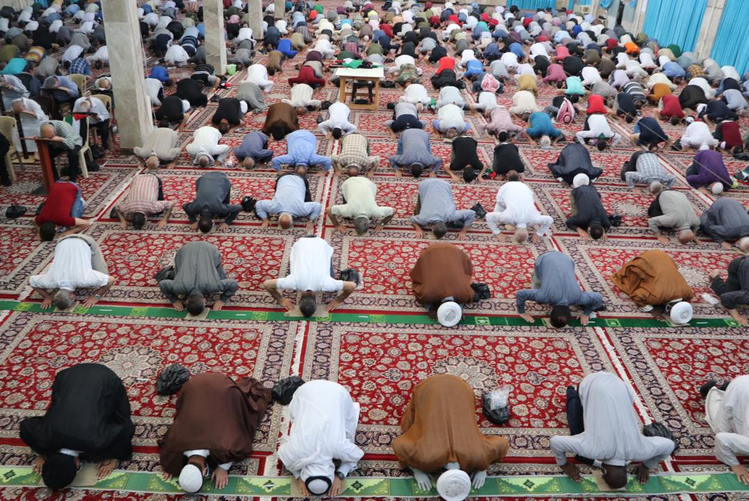 تصاویری از برگزاری نماز جمعه حرم حضرت زینب (س) پس از ۳ ماه تعطیلی تصاویری از برگزاری نماز جمعه حرم حضرت زینب (س) پس از ۳ ماه تعطیلی