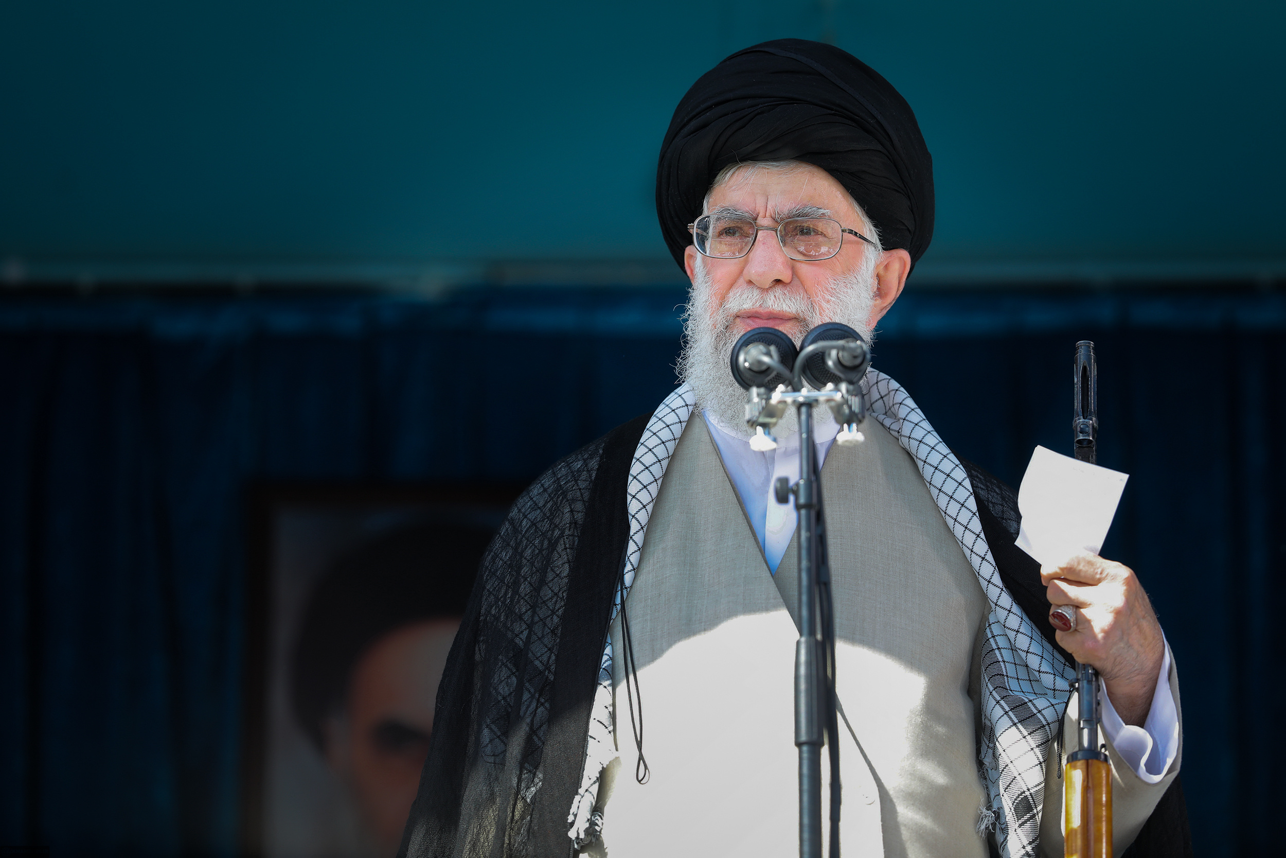رهبر معظم انقلاب ماه رمضان، ماه جریان رحمت الهی است این ذخیرهای است برای کشور ما و ملّت ما